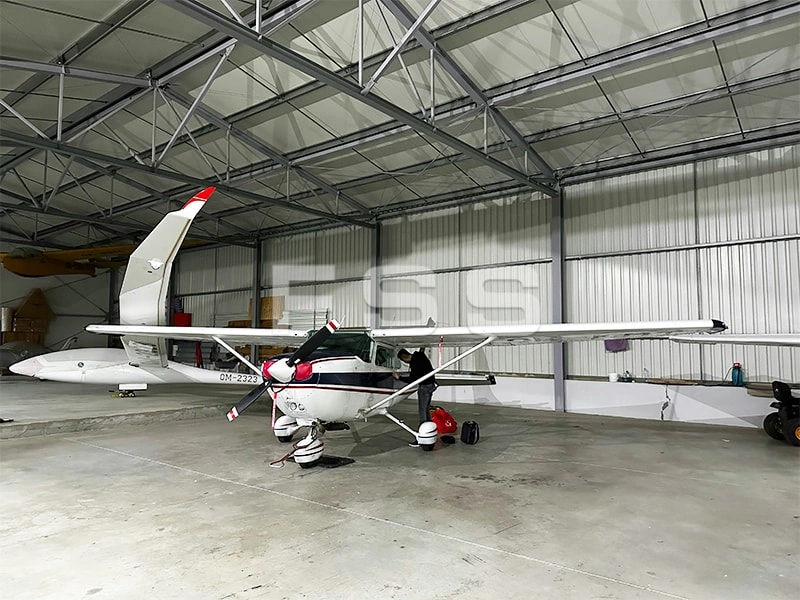 Aircraft hangar